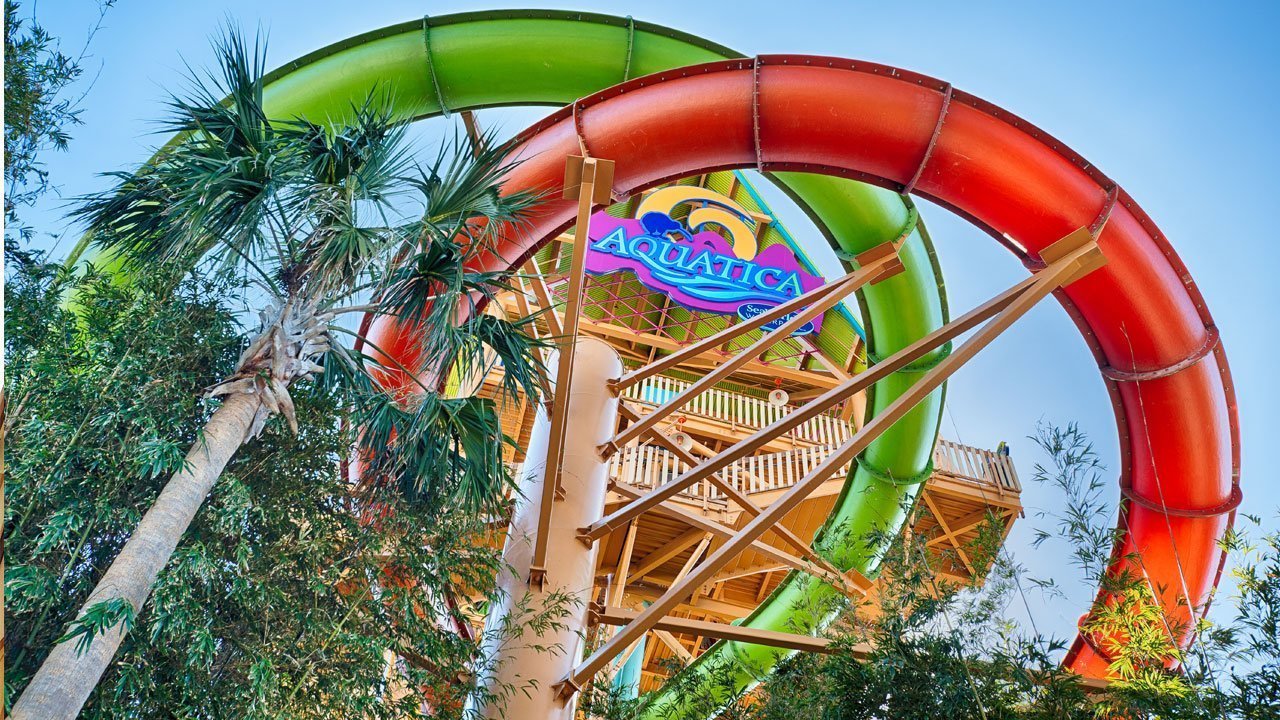 Toboganes coloridos de Aquatica Orlando