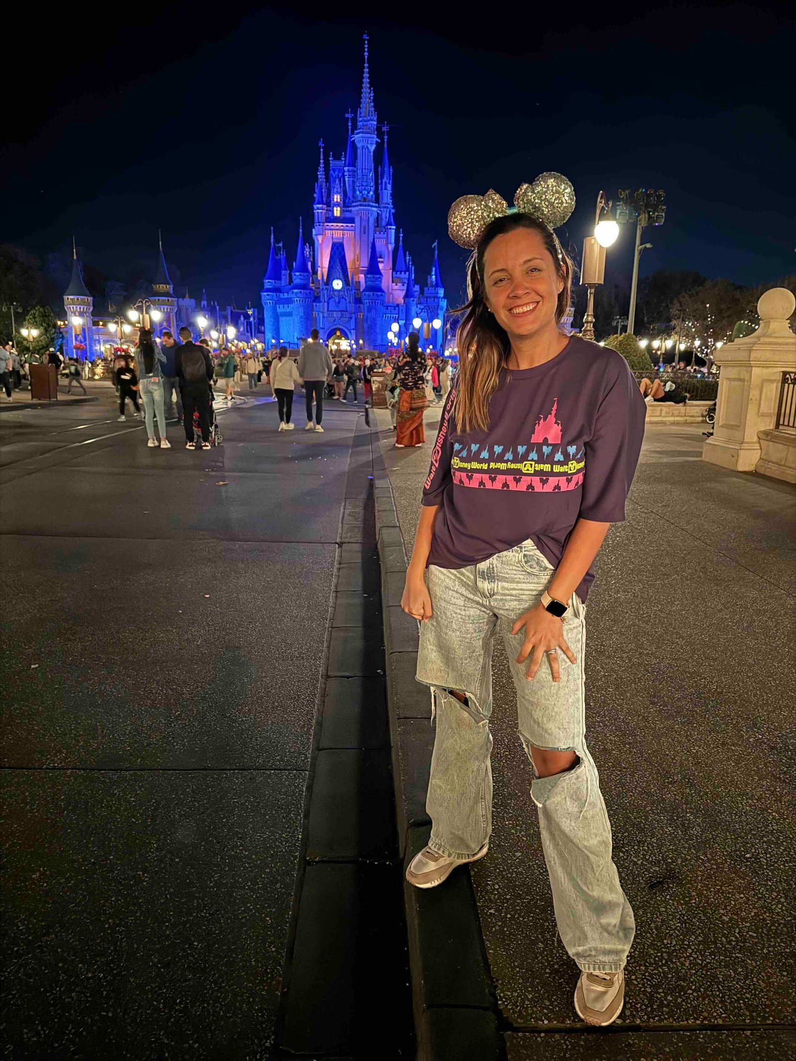 Cyntia en Magic Kingdom frente al castillo de Disney