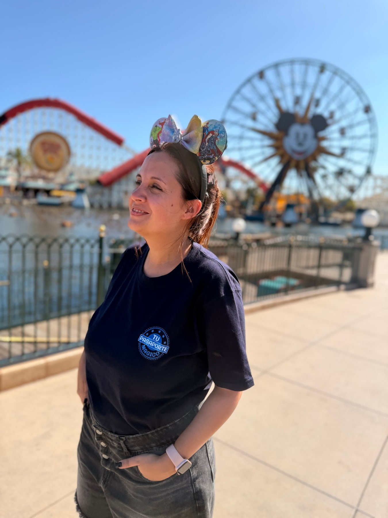 Cyntia en Pixar Pier de Disney California Adventure, con la rueda de Mickey y la montaña rusa Incredicoaster de fondo