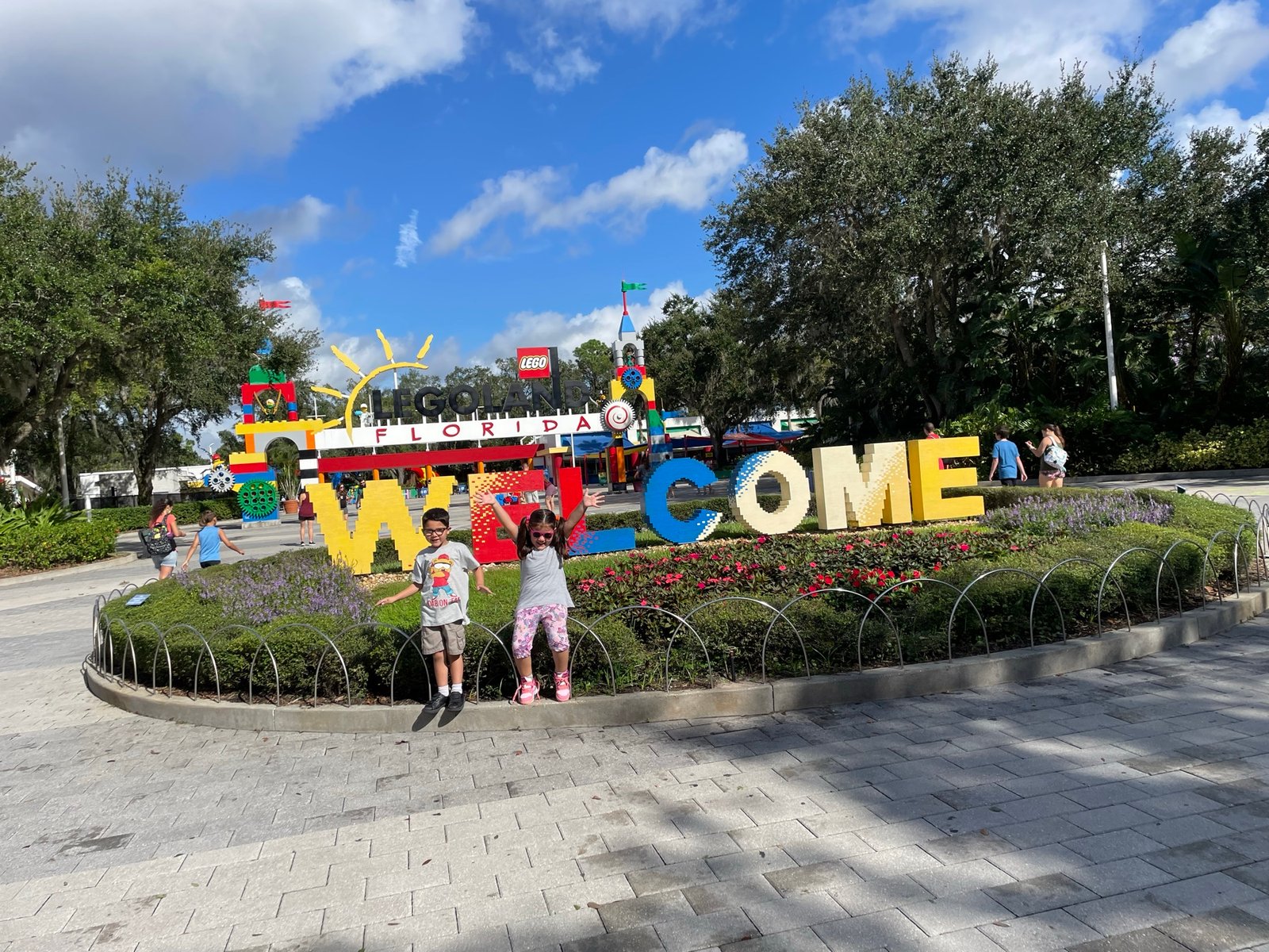 Entrada de Legoland Florida con cartel de bienvenida