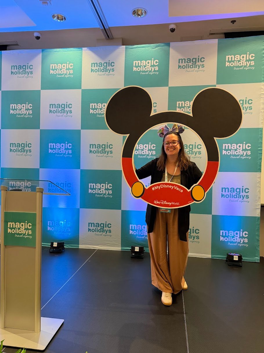 Cyntia en evento de Magic Holidays Travel Agency