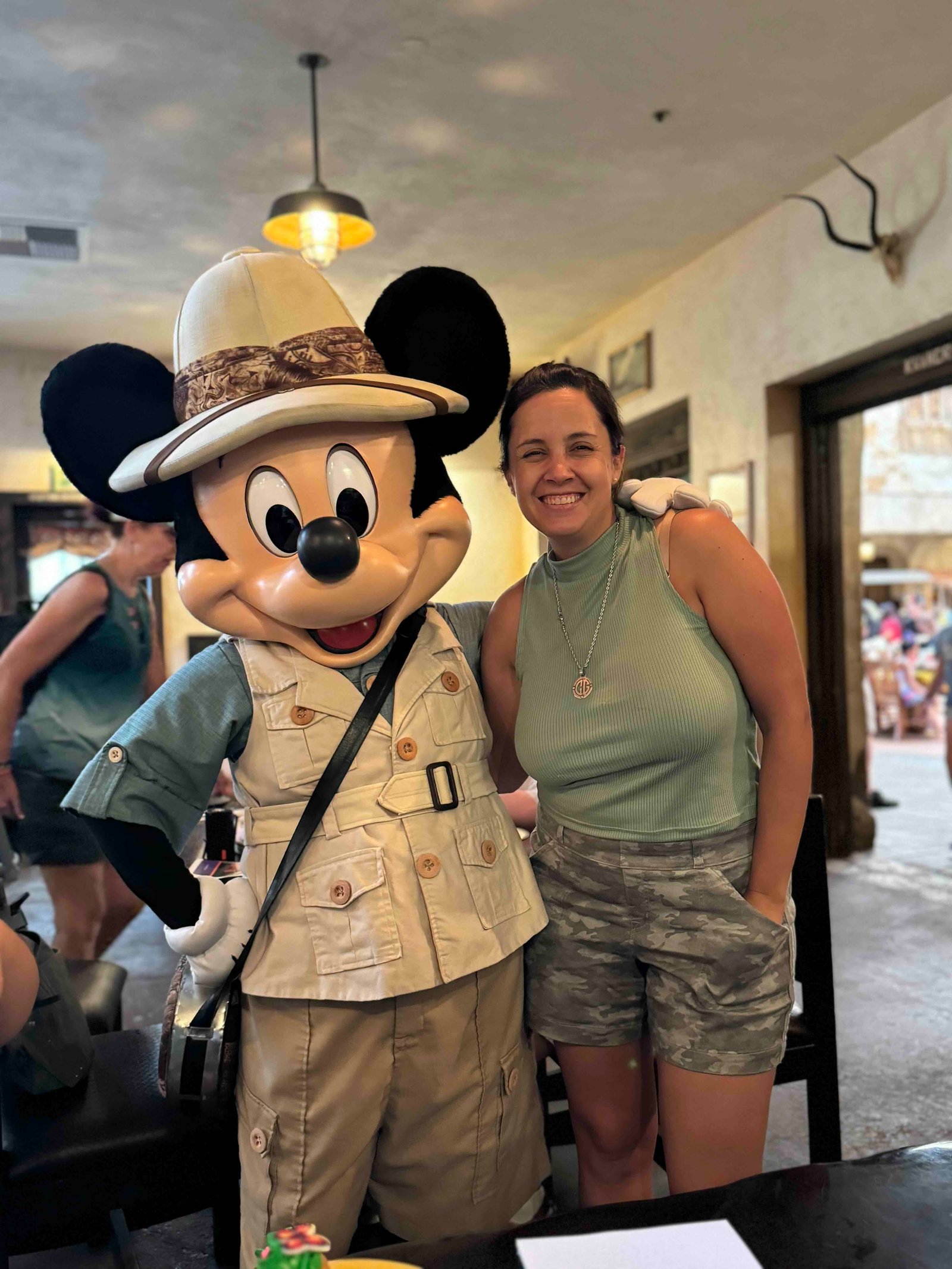 Cyntia sonriendo junto a Mickey en Disney