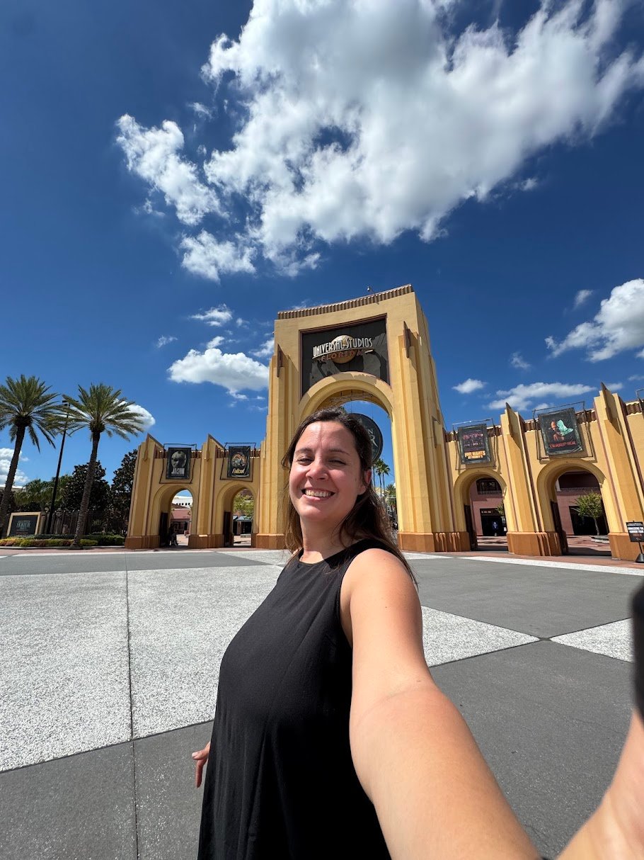 Cyntia en Universal Orlando frente al arco de Universal Studios