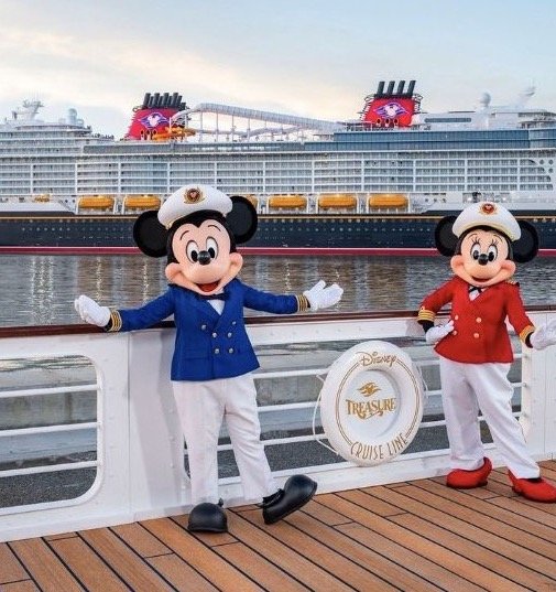 Disney Cruise Line con Mickey y Minnie frente al barco