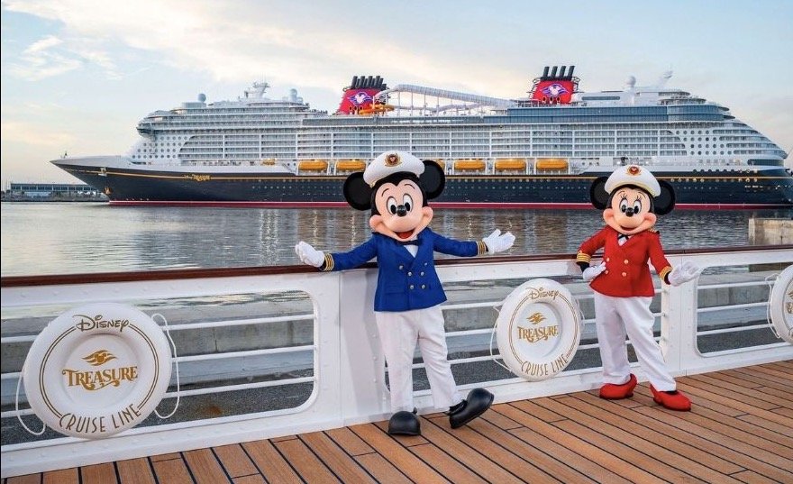 Disney Cruise Line con Mickey y Minnie frente al barco