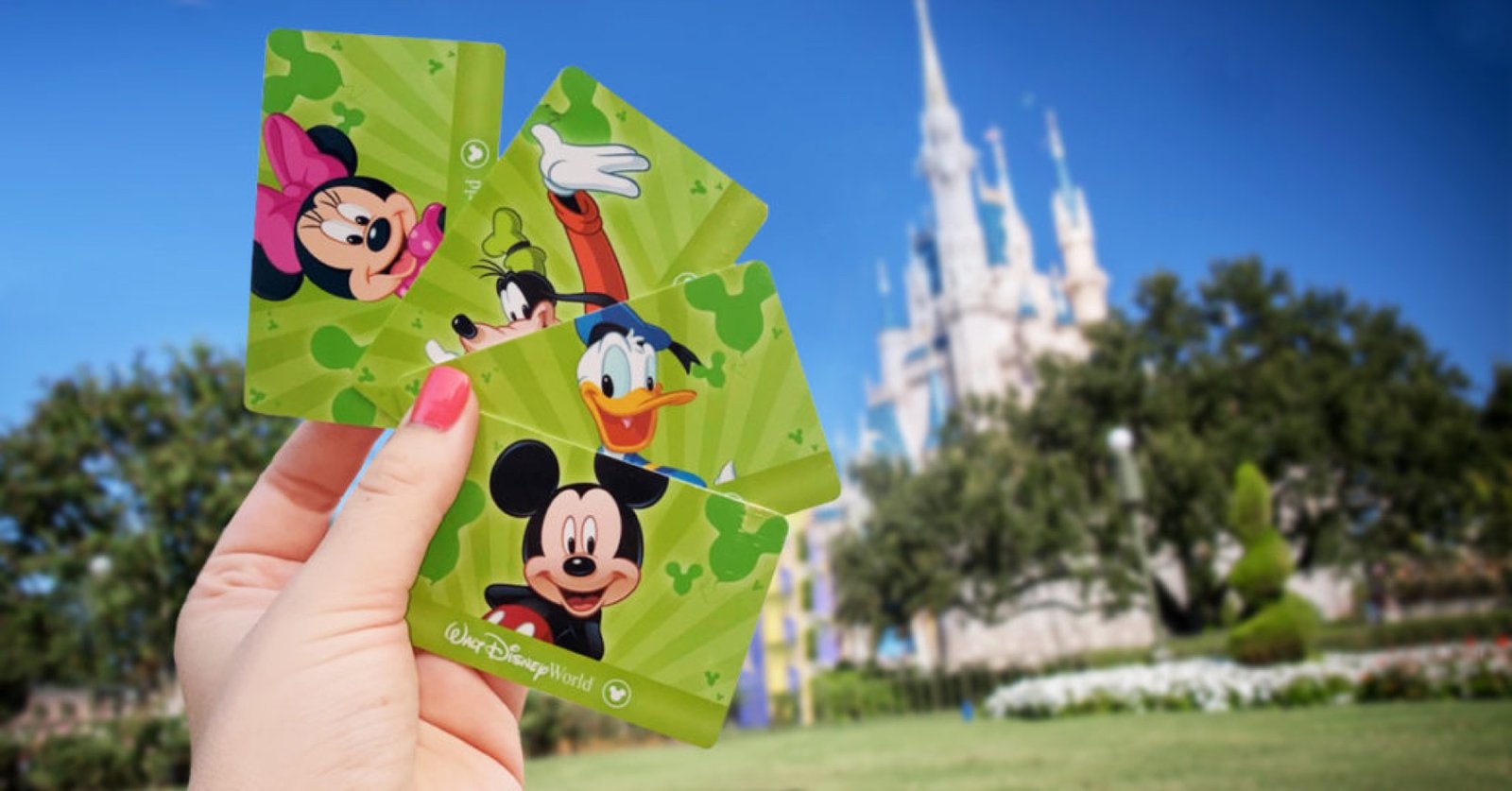 Tarjetas de ingreso Disney frente al castillo de Magic Kingdom
