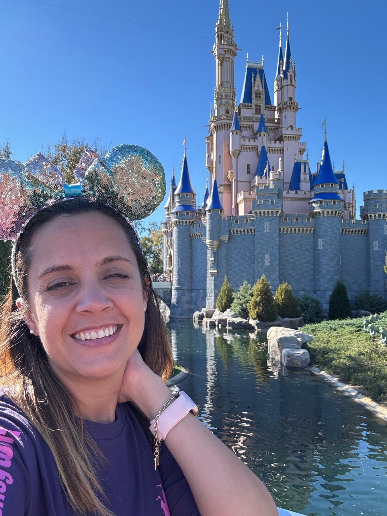 Cyntia en Magic Kingdom frente al castillo de Disney World Orlando