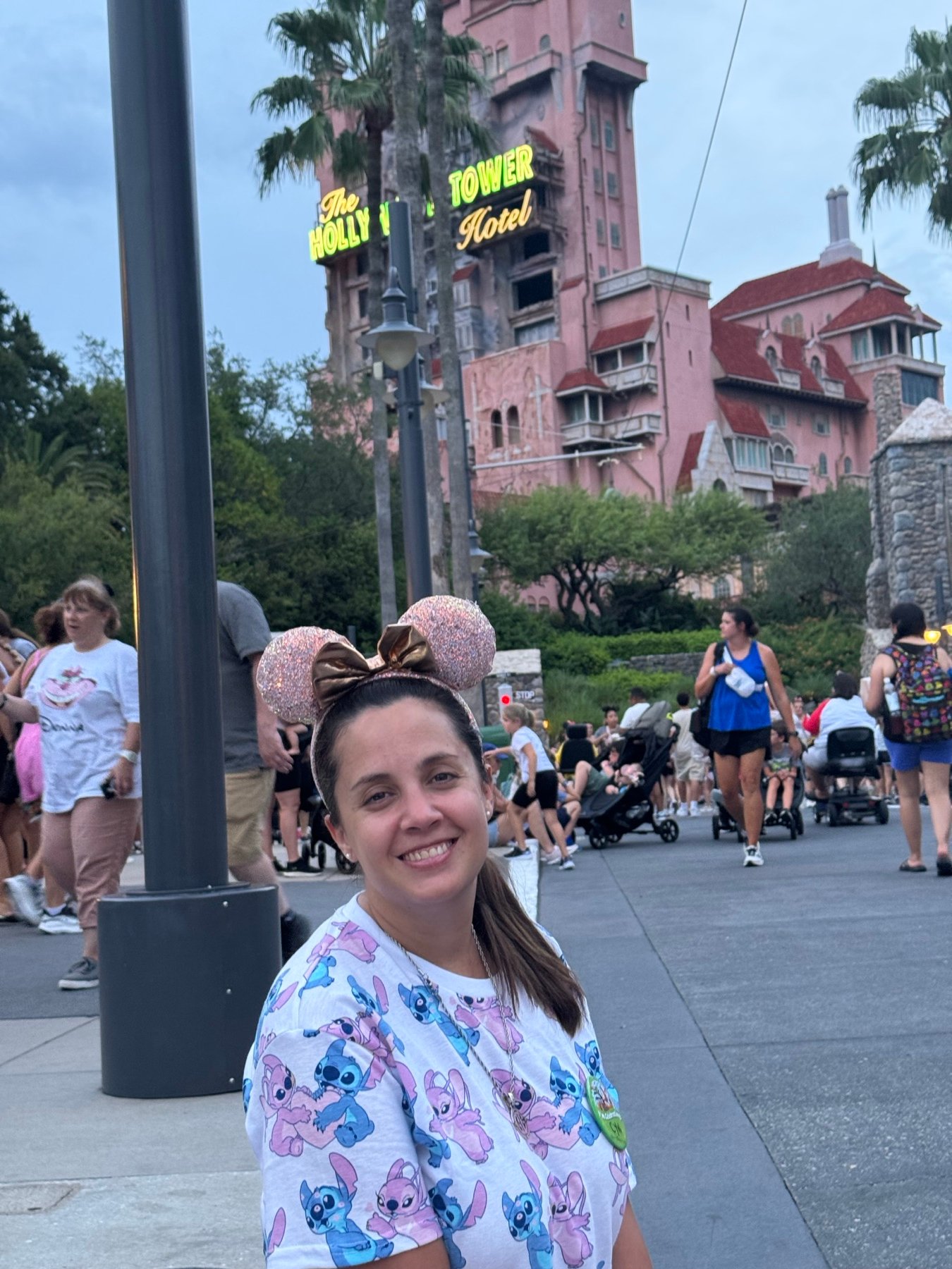 Cyntia en Disney's Hollywood Studios frente al Hollywood Tower Hotel