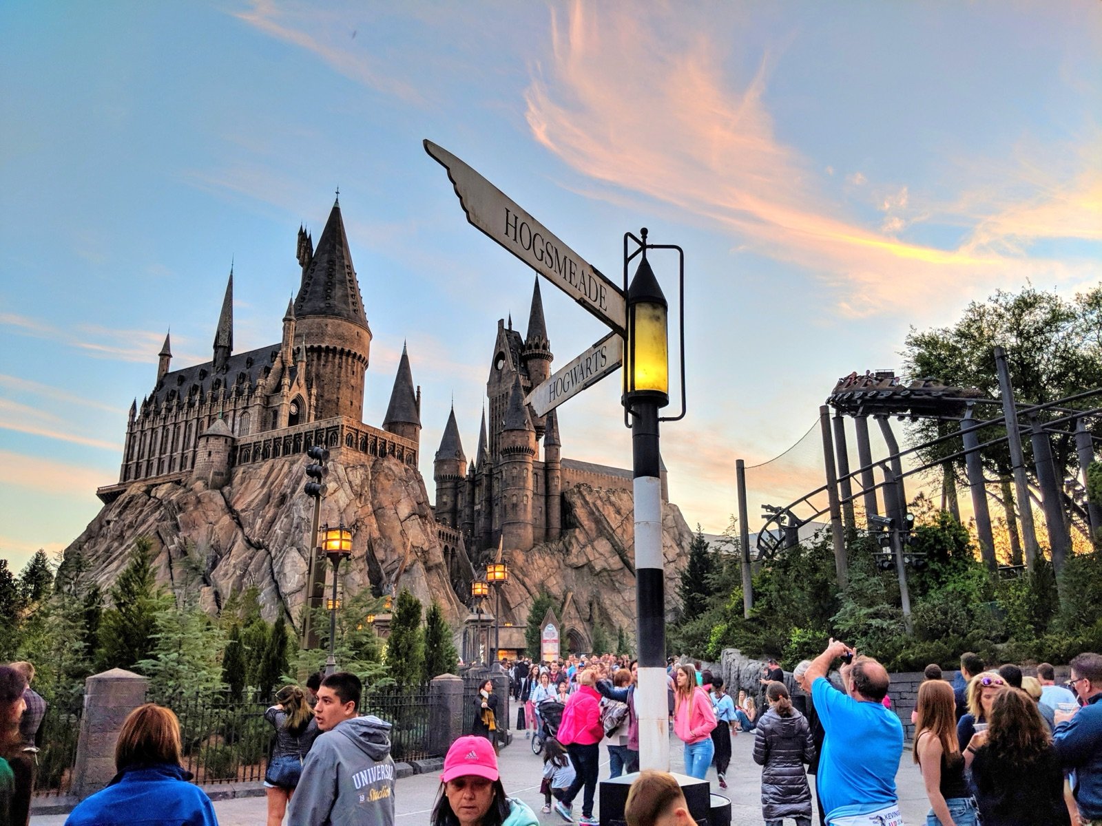 Castillo de Hogwarts y señal de Hogsmeade en Universal Orlando