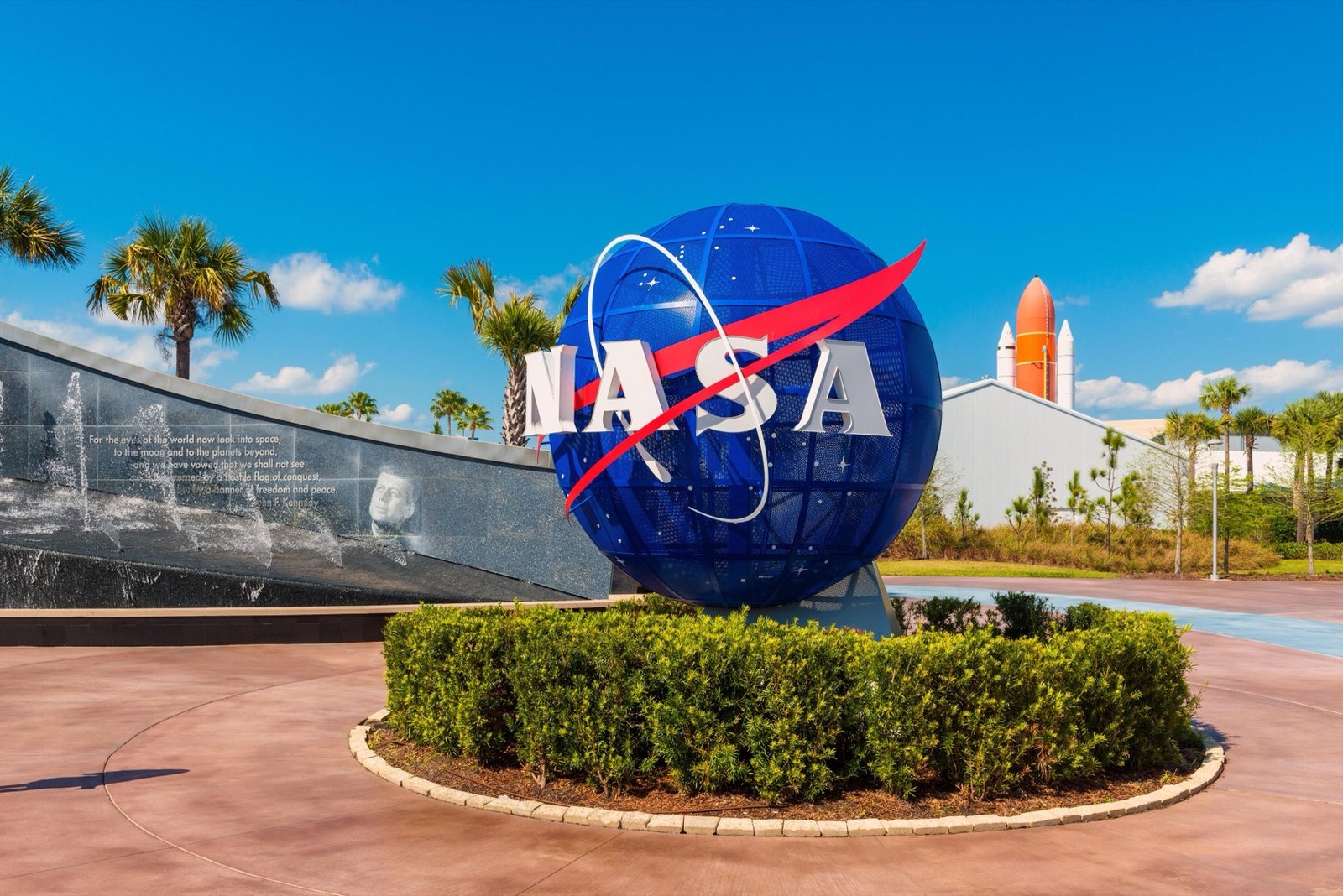 Globo con logo de NASA en Kennedy Space Center Visitor Complex