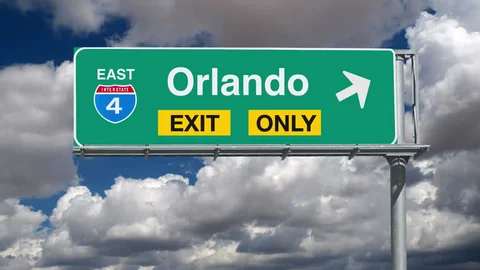 Cartel de ruta hacia Orlando como puerta de entrada a los parques de Florida