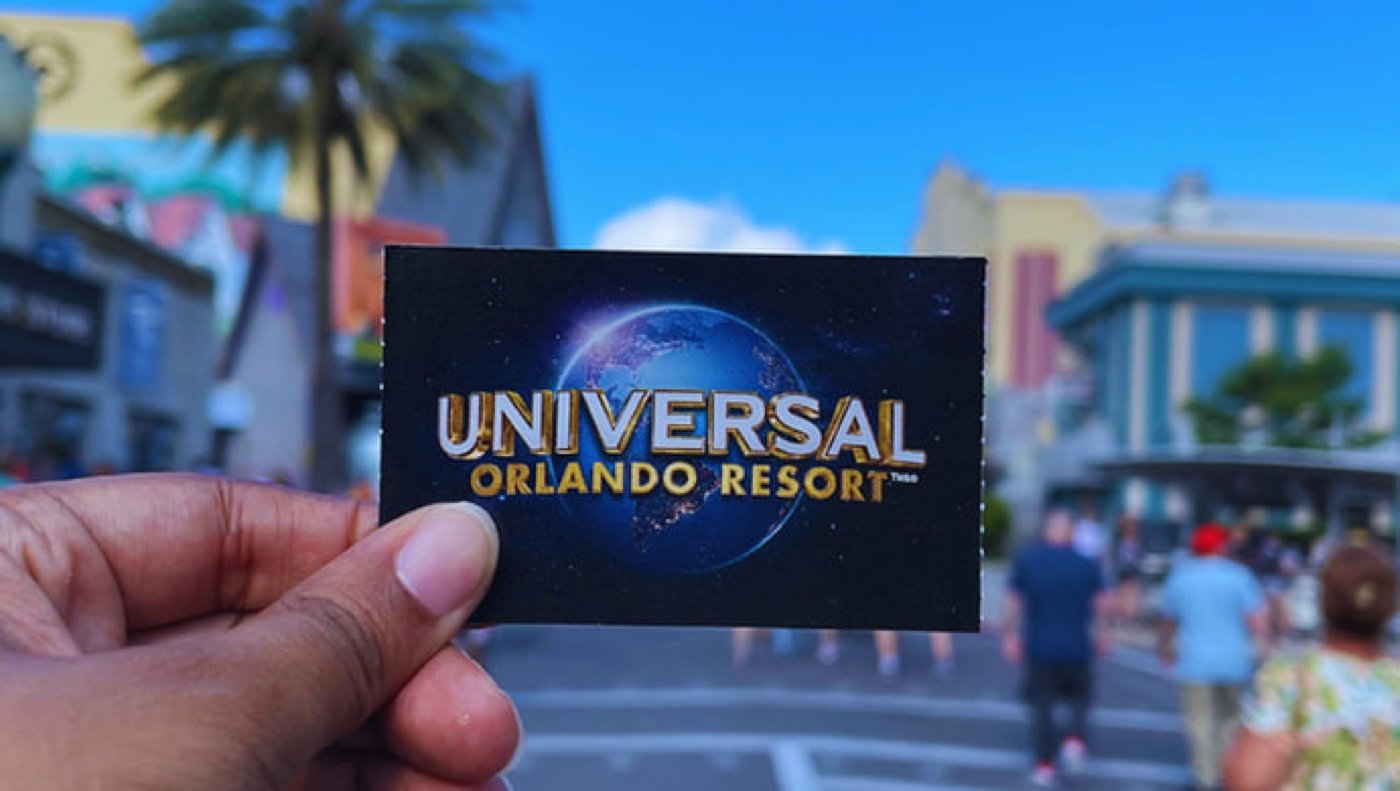 Ticket de Universal Orlando Resort frente a la entrada del parque